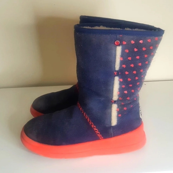 UGG I  ❤ UGG girls heart boots SZ 5 - Picture 3 of 10